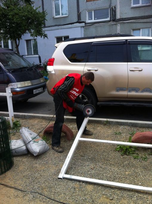 На месте площадки ведутся заключительные работы по установке забора