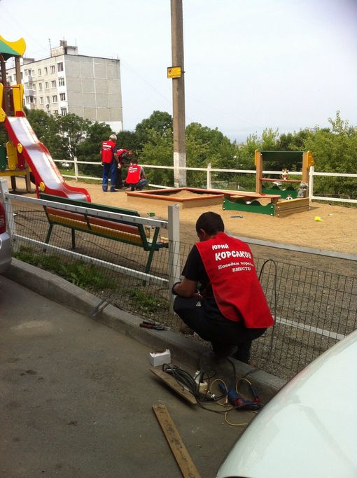 Детскую площадку около дома №26 по улице Карбышева во Владивостоке оградили от проезжей части новым забором